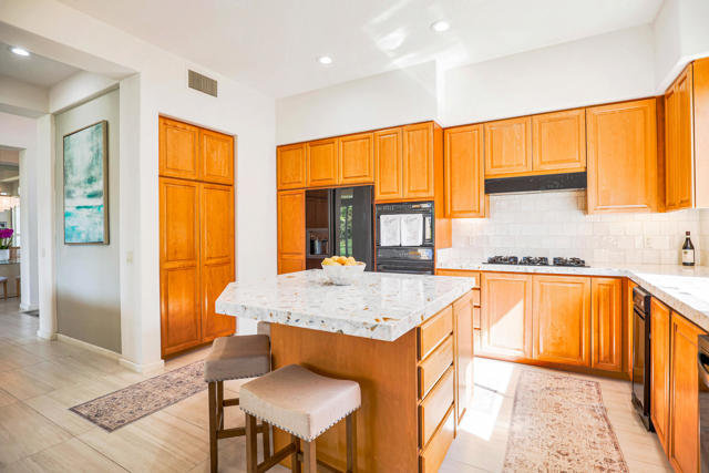 371 Tomahawk Drive, Palm Desert CA: https://media.crmls.org/mediaz/db110c52-00b5-4fe9-b995-6150e147c080.jpg