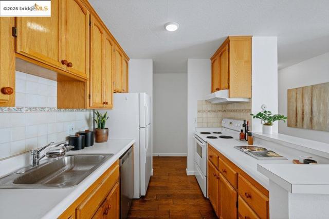 250 Whitmore St, Oakland CA: https://media.crmls.org/mediaz/db122025-a11e-4132-b054-109e22cb7682.jpg