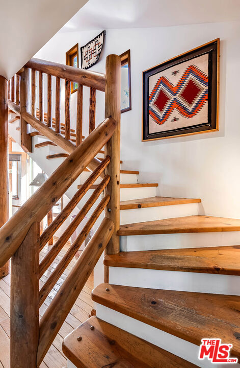 454 E Rustic Road, Santa Monica CA: https://media.crmls.org/mediaz/db129feb-2eb6-47cb-8d0f-11ba8a9a7f11.jpg