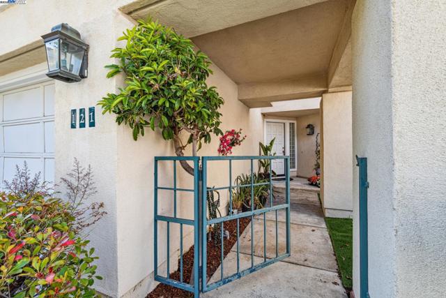 121 Jervis Bay, Alameda CA: https://media.crmls.org/mediaz/db12a2d4-219a-4c97-b5a5-e939fb96ca29.jpg