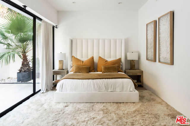 2048 N Beverly Drive, Beverly Hills CA: https://media.crmls.org/mediaz/db12a8a4-7b31-49aa-bee4-dd08436ef025.jpg