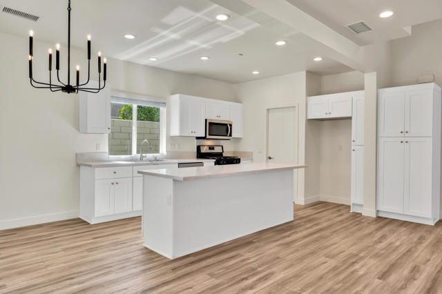 33912 Whispering Palms Trail, Cathedral City CA: https://media.crmls.org/mediaz/db12e124-5145-48b5-9598-d8f1d363044c.jpg