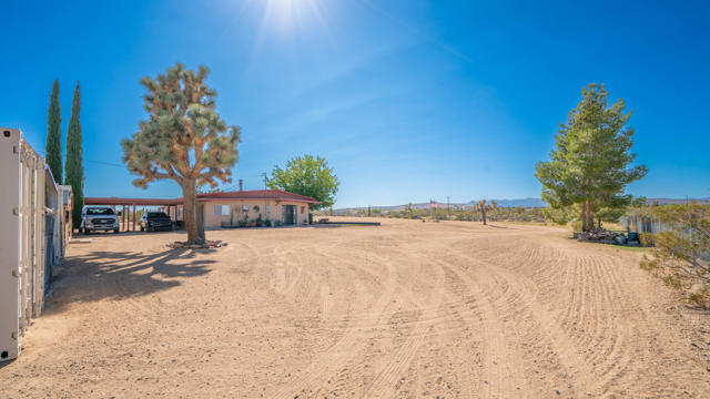 58189 Sunny Sands Drive, Yucca Valley CA: https://media.crmls.org/mediaz/db13260e-4bf5-4be1-b878-9686414c0419.jpg