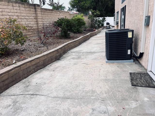 1370 Montego Ct, Vista CA: https://media.crmls.org/mediaz/db13412e-72d5-4ecd-a6e5-4502e8c9b273.jpg