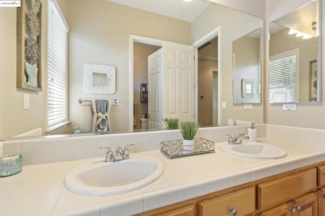 1117 Teal Ct, Brentwood CA: https://media.crmls.org/mediaz/db13a19c-b8b1-4cd4-aaf4-2536063a4c14.jpg