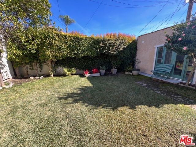 560 N Irving Boulevard, Los Angeles CA: https://media.crmls.org/mediaz/db13c5c8-2807-42d3-bf14-220de87df286.jpg