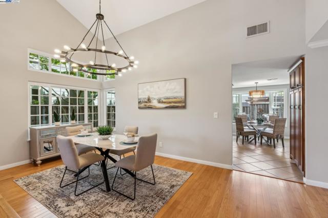 82 Applegate Way, Alameda CA: https://media.crmls.org/mediaz/db13d2c9-c022-4841-b961-12c0f6812501.jpg