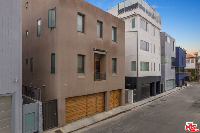 4115 Roma Court, Marina del Rey CA: https://media.crmls.org/mediaz/db145531-75c6-4c2e-a388-1ed3bb2afe6c.jpg