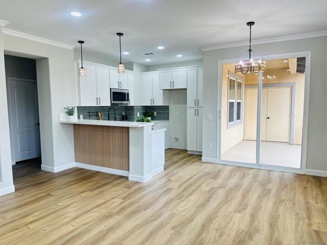 12665 Creekview Dr, San Diego CA: https://media.crmls.org/mediaz/db145abb-e587-4e0a-b975-7dd64bed17c2.jpg