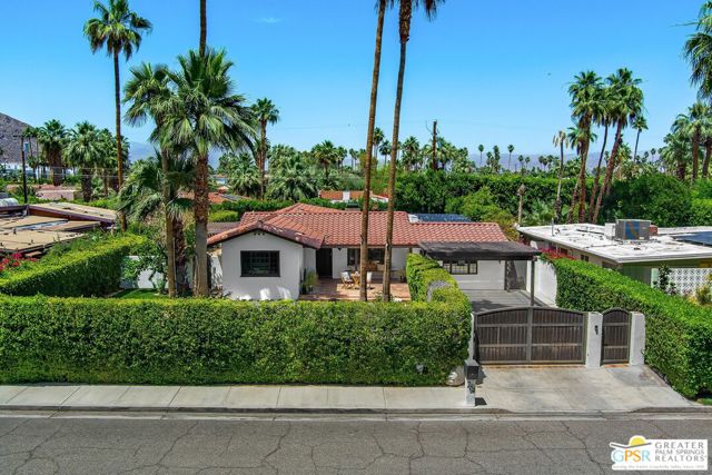 284 E Ocotillo Avenue, Palm Springs CA: https://media.crmls.org/mediaz/db146a8a-0f91-4bac-8a10-ce1456874be3.jpg