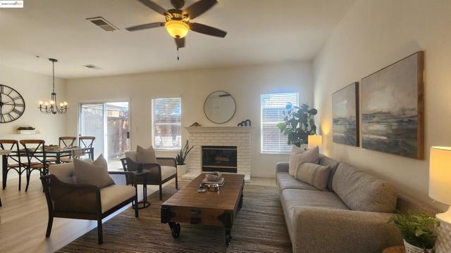 128 Harris Cir, Bay Point CA: https://media.crmls.org/mediaz/db15140a-bcd7-4104-956b-a300efaa790b.jpg