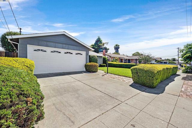 36560 Lakewood Dr, Newark CA: https://media.crmls.org/mediaz/db1550e8-6b89-4450-987d-9a746f61dfda.jpg