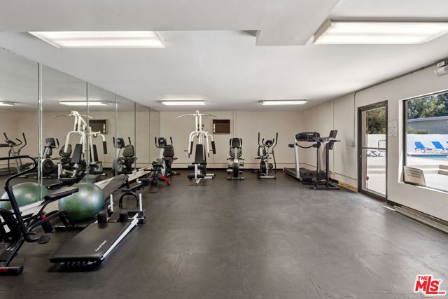 14050 Magnolia Boulevard, Sherman Oaks CA: https://media.crmls.org/mediaz/db15aebf-2f72-4437-8dbe-a8c244cee3a5.jpg