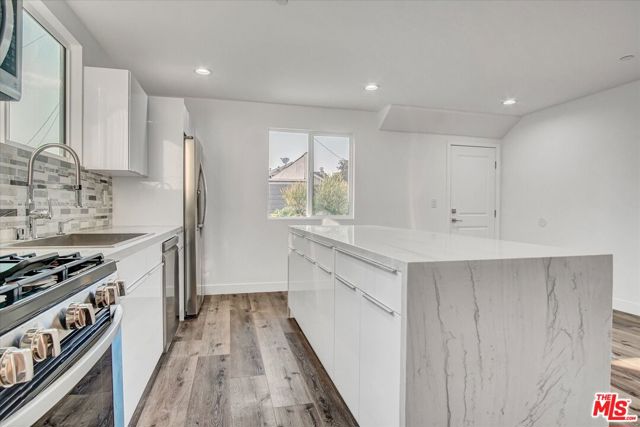 2419 S Cochran Avenue, Los Angeles CA: https://media.crmls.org/mediaz/db18018d-f1b9-4678-bec7-3aa2fe68b119.jpg