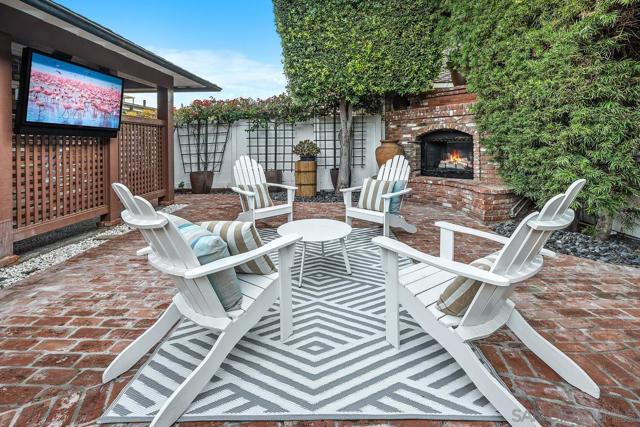 1820 Coast Blvd, Del Mar CA: https://media.crmls.org/mediaz/db181fbe-c7fa-4df4-89b9-cc27e70e763d.jpg