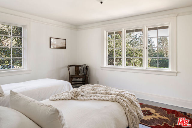 2107 Santa Rosa Avenue, Altadena CA: https://media.crmls.org/mediaz/db1a5d8e-944d-43e0-8f47-067dd993c2d1.jpg