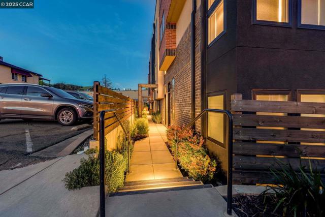 922 Brown Avenue, Lafayette CA: https://media.crmls.org/mediaz/db1b195b-7da3-4747-85cf-ec13436bf714.jpg