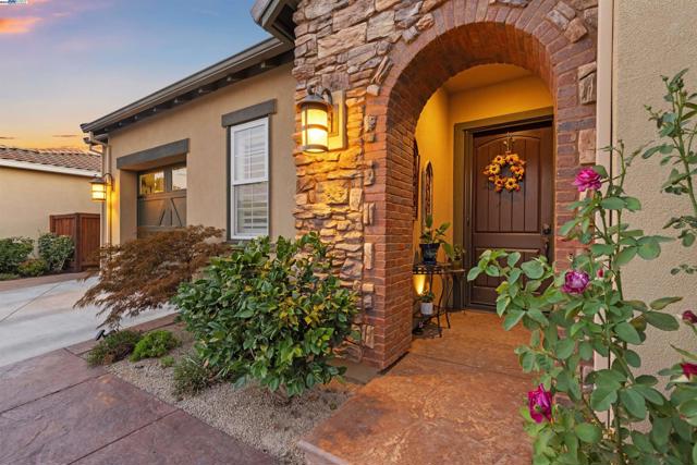 1748 Veneto Ln, Brentwood CA: https://media.crmls.org/mediaz/db1b2b97-6d49-4ae1-afb9-20662edd4e14.jpg