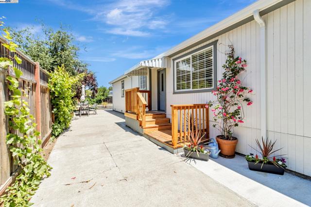 2940 Somerset Ave, Castro Valley CA: https://media.crmls.org/mediaz/db1b9beb-07a2-4ec6-8bb9-7dde9a3dff98.jpg