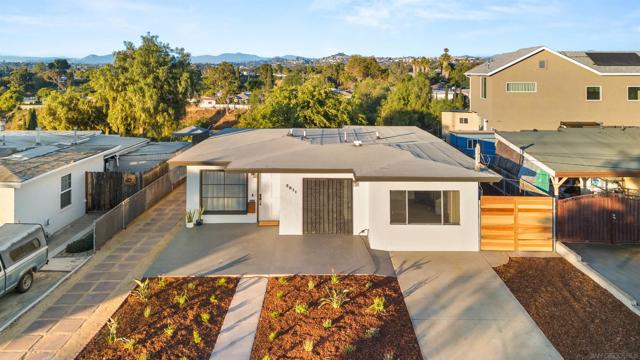 3811 Boren St, San Diego CA: https://media.crmls.org/mediaz/db1bd56a-ca5a-4ea3-9d61-60224b0ea0c6.jpg