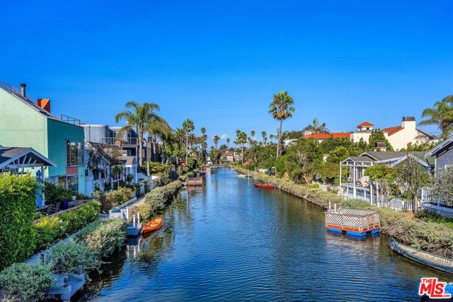 466 S Venice Boulevard, Venice CA: https://media.crmls.org/mediaz/db1c9911-85bf-4f7b-9028-9dea0ad2d368.jpg