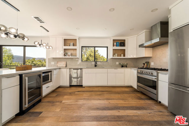 11587 Sunshine Terrace, Studio City CA: https://media.crmls.org/mediaz/db1cff96-041c-43c8-ad89-7596d1d03b36.jpg