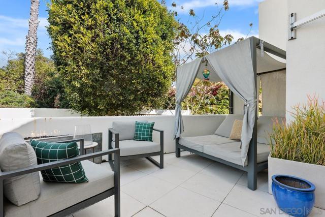 1729 Coast Blvd, Del Mar CA: https://media.crmls.org/mediaz/db1da068-f164-4f2d-9ffd-094b55b41664.jpg