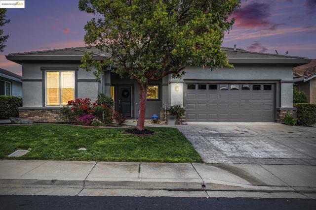 1012 Centennial Drive, Brentwood CA: https://media.crmls.org/mediaz/db1f5ef9-b318-4048-9a72-918a00764211.jpg