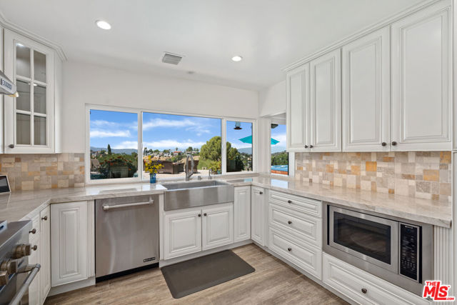21727 Ulmus Drive, Woodland Hills CA: https://media.crmls.org/mediaz/db20e07b-966f-4173-954a-899e202a0a1c.jpg
