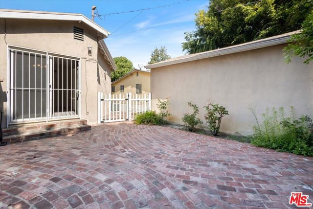 4210 Alcove Avenue, Studio City CA: https://media.crmls.org/mediaz/db210a03-fc09-4f55-a939-9724b4ad0789.jpg