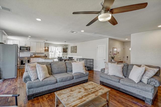 8100 Springdale Court, Gilroy CA: https://media.crmls.org/mediaz/db2190fe-9dfd-4d58-a0e8-cfae36688833.jpg