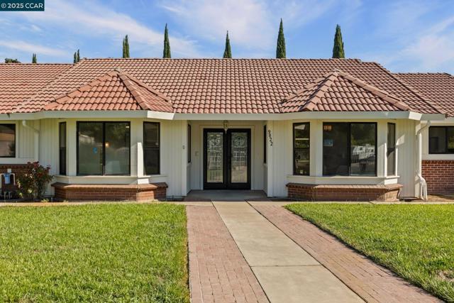 9822 Doyle Ct, Stockton CA: https://media.crmls.org/mediaz/db2227a2-514c-47fc-9fdc-34394360555f.jpg