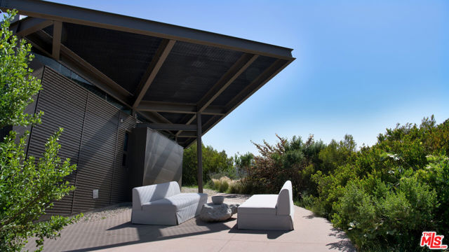5900 Bonsall Drive, Malibu CA: https://media.crmls.org/mediaz/db227d39-2ec6-4ce2-b95e-83c10e53691b.jpg