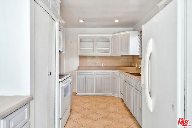 408 W Manchester Avenue, Playa del Rey CA: https://media.crmls.org/mediaz/db23354b-ed61-4d76-9cba-9150c8e6a5e7.jpg