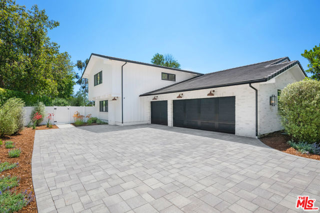 24884 Jim Bridger Road, Hidden Hills CA: https://media.crmls.org/mediaz/db2400dc-5a3b-413d-8d3b-84d600269f0b.jpg