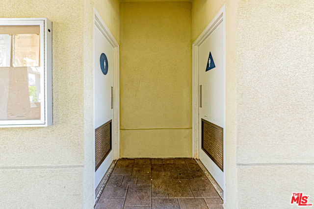 415 Townsquare Lane, Huntington Beach CA: https://media.crmls.org/mediaz/db257c8b-8e7d-4031-9ad2-b3d2c6022dd2.jpg