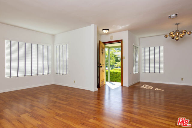 1050 Harvard Street photo 4