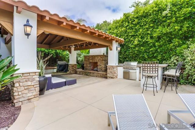6977 Corte Langosta, Carlsbad CA: https://media.crmls.org/mediaz/db266cf9-d6fe-458a-ba8c-f24baf50afbb.jpg