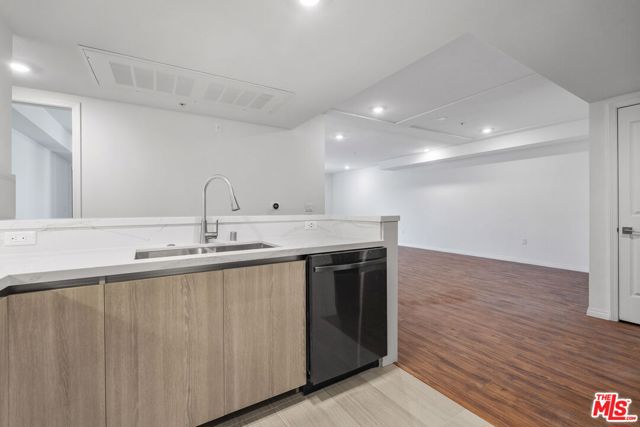 5245 Santa Monica Boulevard, Los Angeles CA: https://media.crmls.org/mediaz/db28acb9-e4f4-4d98-a5f2-c8ed69f1d367.jpg