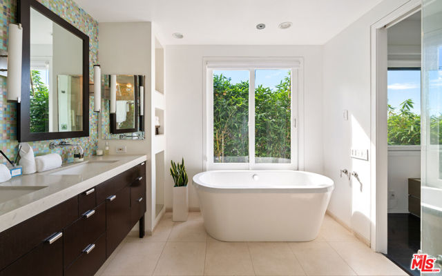 1415 Summitridge Drive, Beverly Hills CA: https://media.crmls.org/mediaz/db2a60ff-8dc0-487f-aed8-7c6615d8ba27.jpg