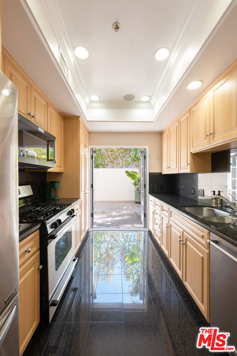 851 North San Vicente Boulevard, 121 photo 7