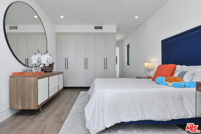 5316 Lennox, Sherman Oaks CA: https://media.crmls.org/mediaz/db2b4104-5a04-4e44-bd60-2b366d24ebb1.jpg
