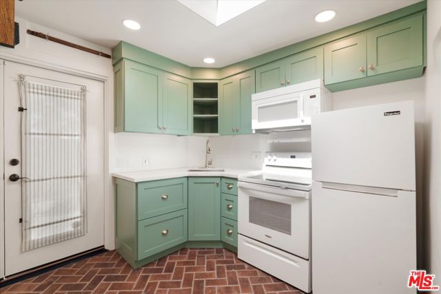 3156 W 74th Street, Los Angeles CA: https://media.crmls.org/mediaz/db2b5626-44fd-4f8e-acb8-c6996eff20c6.jpg