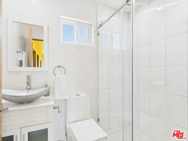 17660 Martha Street, Encino CA: https://media.crmls.org/mediaz/db2be0c6-3d78-4dc5-888b-8776233a4a0d.jpg
