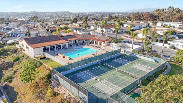 629 Via Santiago, Vista CA: https://media.crmls.org/mediaz/db2c4eb4-a71b-4a5f-bfa4-4c53eebf8678.jpg