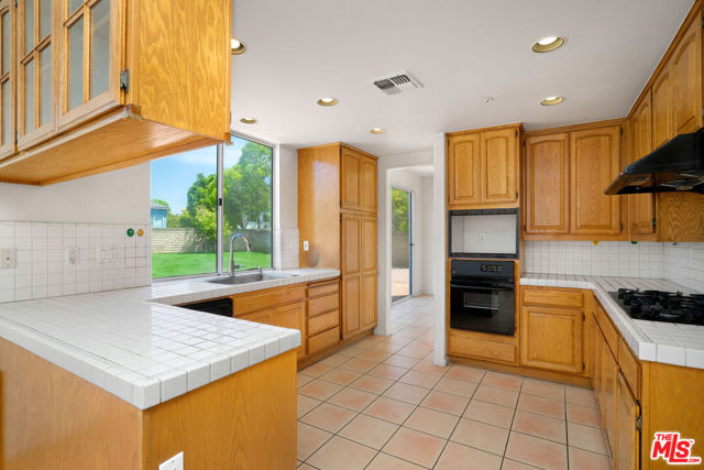 6615 Kentwood Bluffs Drive, Los Angeles CA: https://media.crmls.org/mediaz/db2ee780-9a73-49ed-a52b-baf0adfc3154.jpg