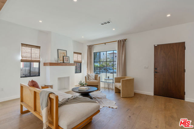 1280 S Sycamore Avenue, Los Angeles CA: https://media.crmls.org/mediaz/db3004c1-ed4c-4334-985e-6c0d7958cc07.jpg