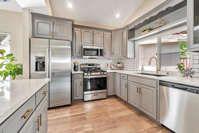 25 Phillips Ct, Tracy CA: https://media.crmls.org/mediaz/db30651c-7c4e-41bd-9cca-1be528d480fb.jpg