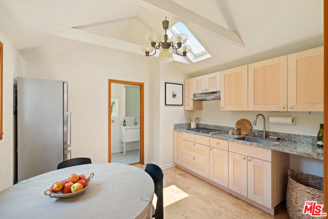 1511 Carmona Avenue, Los Angeles CA: https://media.crmls.org/mediaz/db30a8d3-6262-4863-9303-1542bd3ebe6a.jpg