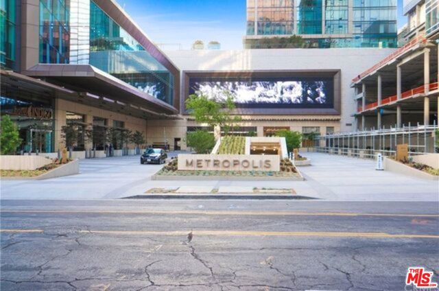 889 Francisco Street, Los Angeles CA: https://media.crmls.org/mediaz/db30d7f7-d040-44a0-9743-f90d01224a86.jpg